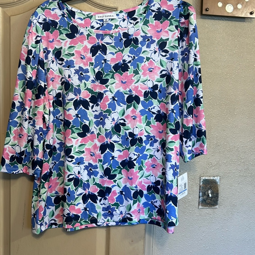 NWT Sz 3x Emily Daniels floral print top
